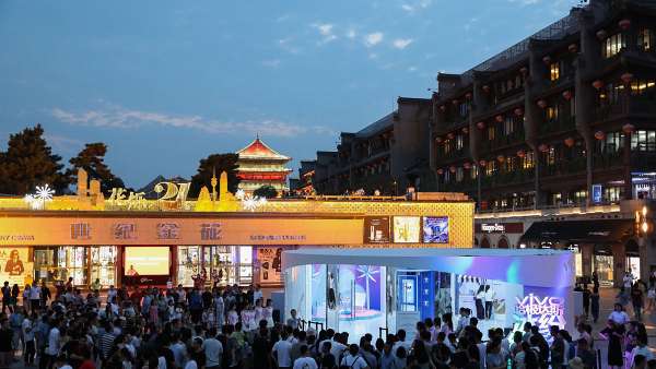 手機(jī)快閃店活動(dòng)請(qǐng)了雪糕姑娘給你解解暑，滿滿都是幻彩冰爽