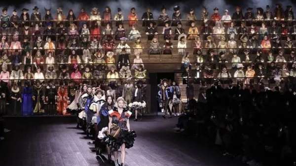 LV時裝發(fā)布會活動呈現(xiàn)了一場時空交錯的時裝秀，合唱團設(shè)置更有感覺