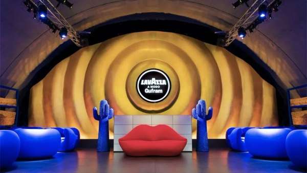 咖啡機發(fā)布會活動派對現(xiàn)場營造了金庫的氛圍，飽滿的誘人黃金色