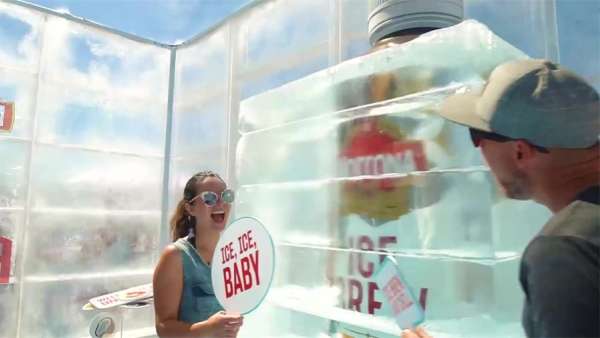 2.8米高的巨大冰塊閃現(xiàn)在這家咖啡快閃店活動，炎熱夏天太提神了