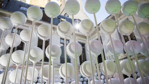 舊酒店里的喬丹系列新品展覽活動上，后院籃球場不禁想起了已故的科比