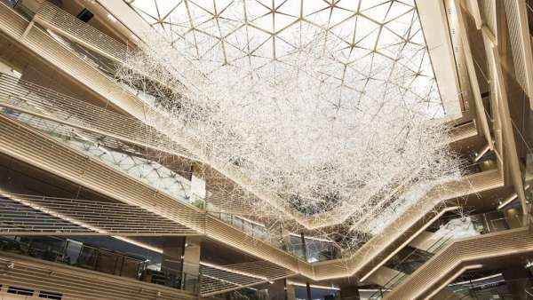 商場(chǎng)中庭是藝術(shù)家們將藝術(shù)氣息帶入美陳展覽活動(dòng)的最佳舞臺(tái)