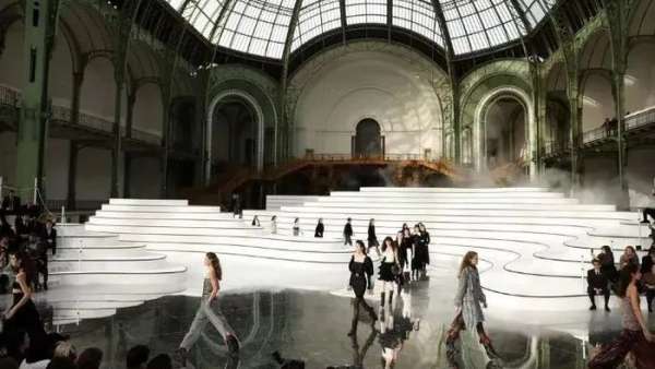 仙境般的時(shí)裝發(fā)布會(huì)展覽活動(dòng)看得如癡如醉，又一朝圣者的心之向往