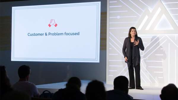 峰會活動策劃僅以一個背光樣式的標(biāo)志作為舞臺主視覺，創(chuàng)意值滿分