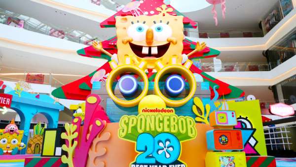 5.5米高的巨型海綿寶寶調(diào)皮地參與了一場(chǎng)周年慶典活動(dòng)