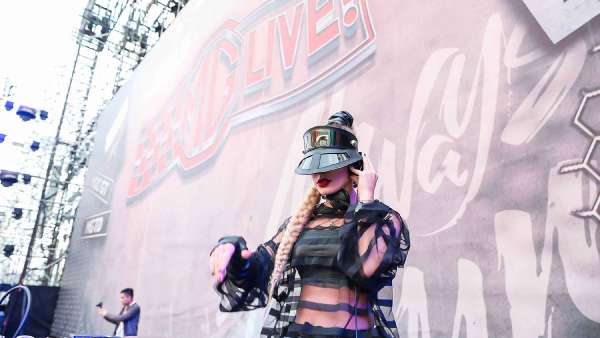 潮玩本色盡顯無疑，這次的汽車發(fā)布會展覽活動玩的就是心跳，爵對玩+