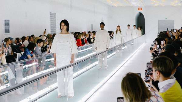 時(shí)裝發(fā)布展覽活動(dòng)策劃了一個(gè)傳送帶的秀臺(tái)，現(xiàn)場(chǎng)異常“死板”
