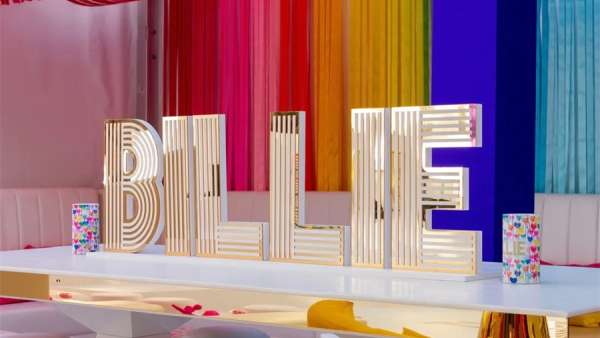 天吶！這彩虹色的派對(duì)活動(dòng)現(xiàn)場(chǎng)太愛了，氣球和流蘇的策劃創(chuàng)意真美好