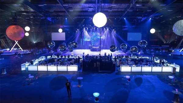 太空主題的員工派對活動現(xiàn)場，黑暗中發(fā)光的創(chuàng)意策劃拍手叫絕