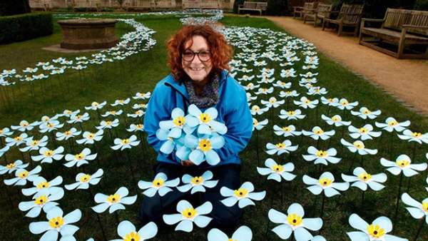 800多支金屬“勿忘我”組成的藝術展覽活動旨在紀念所愛的人