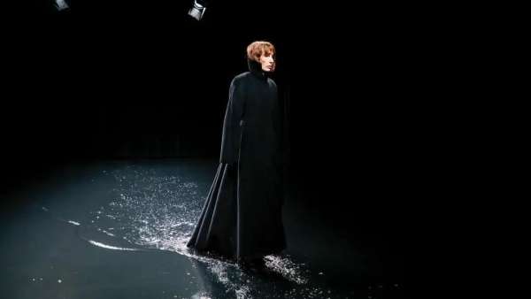 充滿(mǎn)怪異事物的時(shí)裝發(fā)布展覽活動(dòng)更顯時(shí)尚而精彩