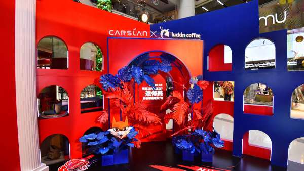 職場上的快閃店活動(dòng)是一個(gè)斗獸場，紅藍(lán)撞色也能越戰(zhàn)越勇