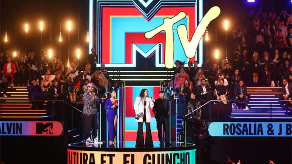 音樂頒獎典禮上千變?nèi)f化的瓷磚藝術(shù)為城市的名字增添了更多色彩