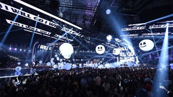 基于頒獎(jiǎng)典禮活動(dòng)的舞美設(shè)計(jì)，讓演出更像藝術(shù)作品般栩栩如生