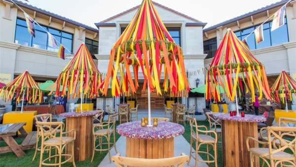啤酒節(jié)派對活動用這種露臺式的更合適，七彩的顏色更搶眼
