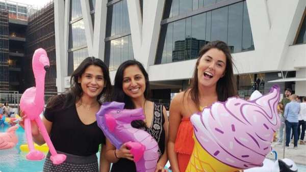 夏日泳池派對活動上有這些充氣裝飾品，玩得更盡興點吶