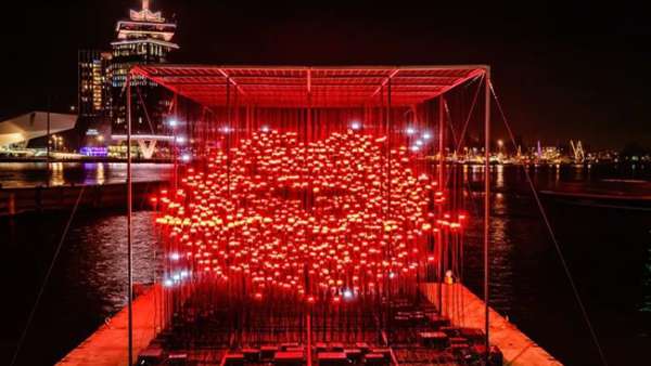 燈光藝術(shù)展覽活動(dòng)策劃的“有用主張”作品本體居然是1000多顆紅色警示燈