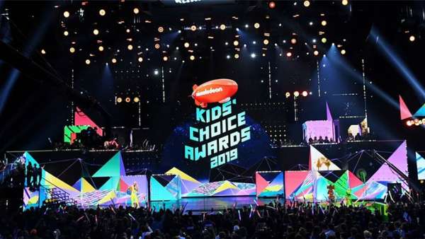 頒獎典禮活動策劃成一個“玩耍”的舞臺，不間斷的視覺效果讓人狂熱