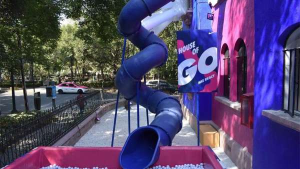 體驗式發(fā)布會活動策劃了一條旋轉(zhuǎn)滑梯，瞬間童年感爆棚