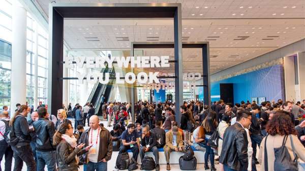 沉浸式環(huán)境的行業(yè)峰會(huì)活動(dòng)策劃點(diǎn)燃了現(xiàn)場(chǎng)，放眼未來瞬間燃爆