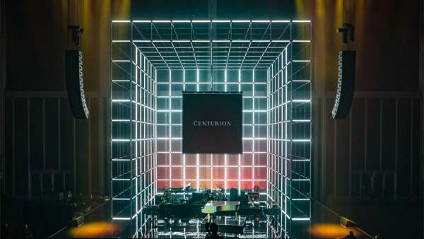 VIP派對活動搭建的這個(gè)聲控反應(yīng)燈管結(jié)構(gòu)舞臺賦予了生命與呼吸