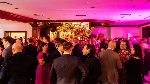 VIP假日派對(duì)活動(dòng)現(xiàn)場(chǎng)的花卉和絲綢增色了活動(dòng)現(xiàn)場(chǎng)，餐飲也刷新了眼球