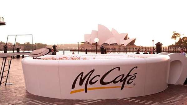 麥當(dāng)勞搞這么大一杯咖啡快閃體驗(yàn)活動(dòng)，旨在為24個(gè)地區(qū)帶去24份歡樂禮物