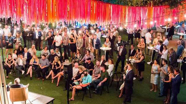 彩虹色絲帶裝飾的VIP派對活動(dòng)車手云集，豪車美酒佳肴缺一不可