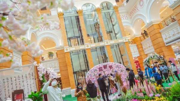 花朝節(jié)主題快閃展覽活動(dòng)散發(fā)著春日的氣息，粉色盛宴仙氣十足