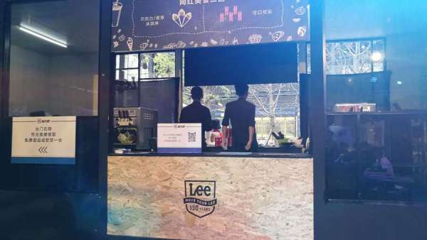 西部牛仔快閃店展覽活動(dòng)現(xiàn)場(chǎng)邀專業(yè)手工師傅指導(dǎo)你做手工布藝成品