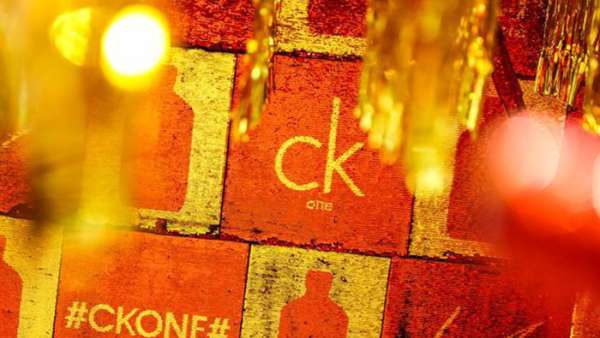 幸運紅快閃店展覽活動霓虹躍動，工業(yè)感雙層集裝箱酷炫襲來