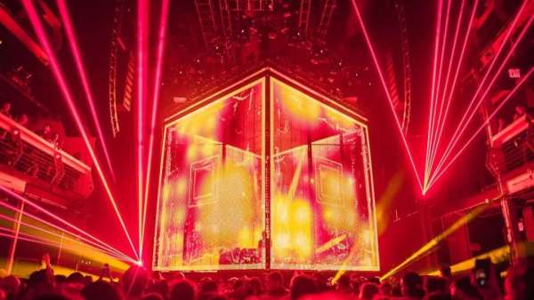 音樂節(jié)活動(dòng)上的舞臺(tái)制作重新定義了音樂會(huì)的互動(dòng)體驗(yàn)，真夠震撼的