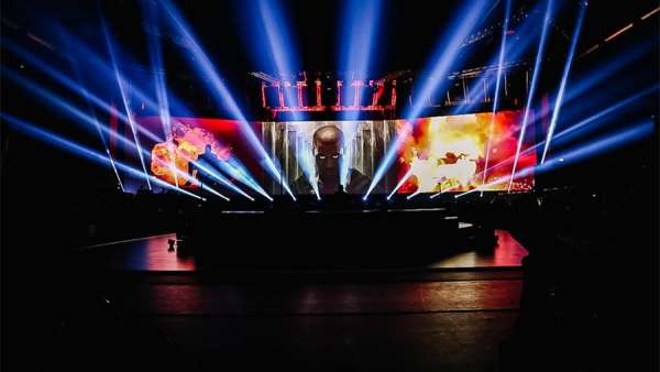 阿迪的全球品牌大會活動把舞臺策劃成多媒體空間，投影映射技術(shù)真厲害