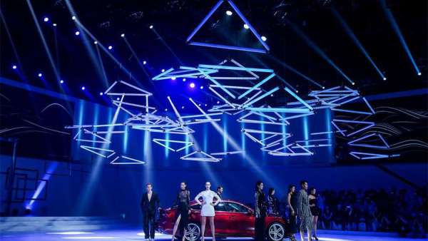 當(dāng)汽車發(fā)布會活動與時裝秀同臺表演時，這是怎樣一番奢華與優(yōu)雅的別樣景觀