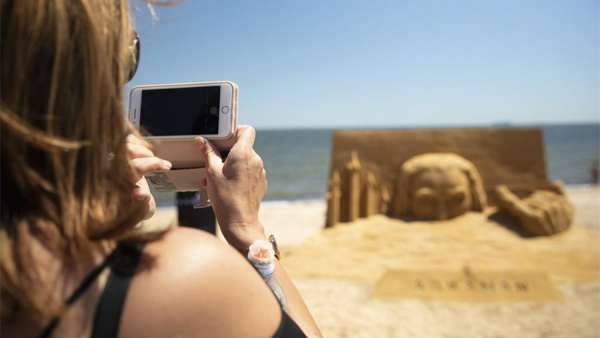 神奇的沙雕形象旨在推廣電影的上映，推廣慶?；顒硬邉澚咙c也是栩栩如生