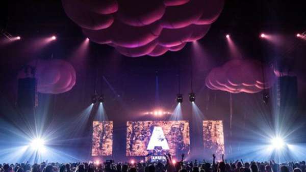 這位巨星演唱會活動策劃的舞美設(shè)計真的太硬核了，視覺盛宴??！