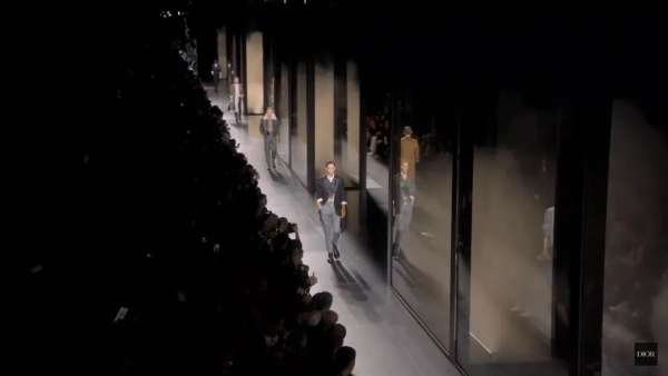 時(shí)裝展覽活動(dòng)的舞美設(shè)計(jì)更像是一場(chǎng)視覺(jué)藝術(shù)展覽活動(dòng)