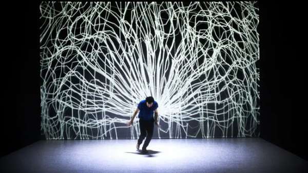 將現(xiàn)實與虛擬聯(lián)系在一起的表演和展覽策劃令人眼花繚亂