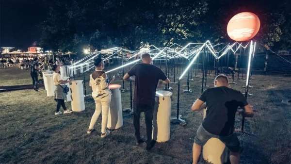 燈光藝術(shù)展覽互動活動的LED互動裝置帶動了全新的群體性解壓方式