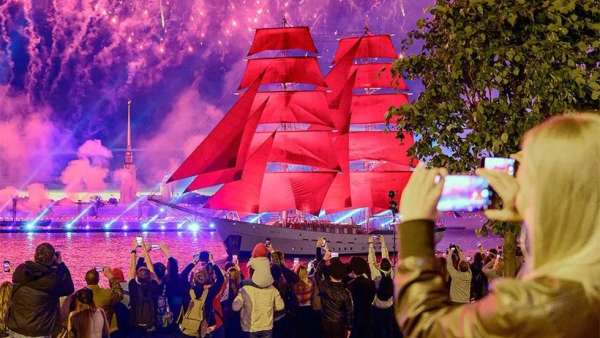 俄羅斯“紅帆節(jié)”慶典活動太亮眼了，冬宮廣場秒變真正的“造船場”