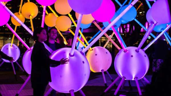 五顏六色的光激活了這場沉浸交互式燈光藝術(shù)展覽活動裝置，真美！