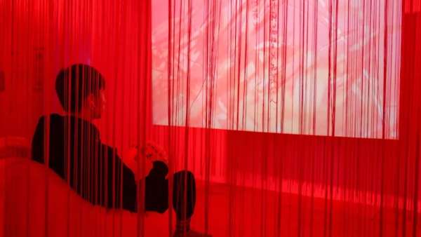 東方美學(xué)元素的霓虹廟宇，一場藝術(shù)展覽活動引你感受、直面和理解欲望