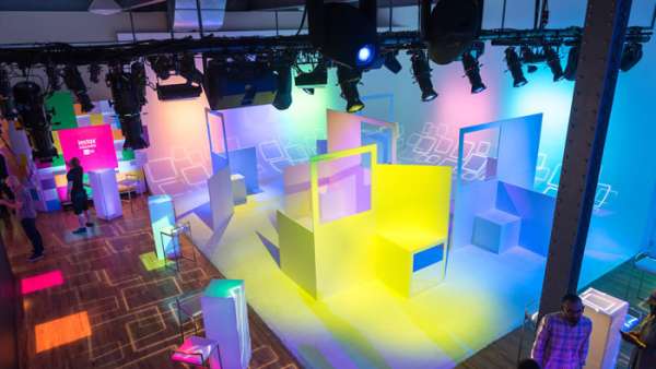 相機發(fā)布會活動策劃的鏡子迷宮更直截了當(dāng)?shù)伢w現(xiàn)了產(chǎn)品功能