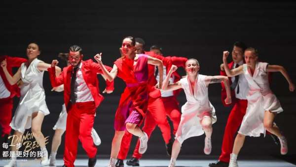 現(xiàn)場(chǎng)直擊國(guó)際時(shí)尚年度盛典活動(dòng)，欣賞5大篇章走秀感受視聽(tīng)震撼