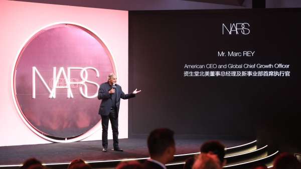 美妝品牌年度盛典活動(dòng)暨發(fā)布會(huì)活動(dòng)同步舉行，綻放了性感迷人光彩