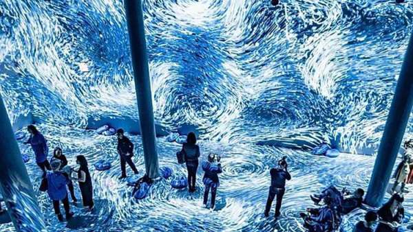 燈光藝術(shù)展覽活動(dòng)把經(jīng)典藍(lán)演繹得更讓人安心、平靜和自信