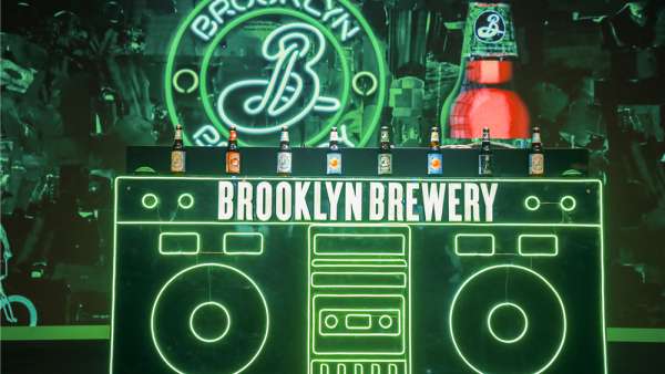 啤酒企業(yè)帶來的上市發(fā)布會活動呈現(xiàn)的是一次經典與創(chuàng)新的文化碰撞