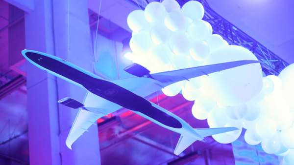 航空公司的慈善晚宴活動(dòng)直接開了一條飛機(jī)跑道，還有飛機(jī)懸掛在頭頂