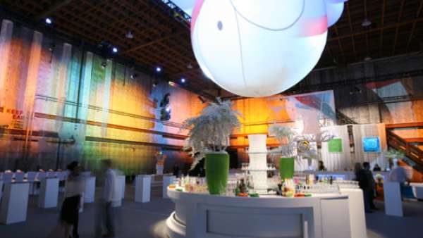 動(dòng)畫劇集的十周年慶典活動(dòng)現(xiàn)場風(fēng)趣幽默，剪紙技術(shù)也被應(yīng)用在活動(dòng)裝飾上