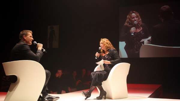 獵頭公司的行業(yè)會(huì)議活動(dòng)其實(shí)并不嚴(yán)肅刻板，七彩燈光更活躍